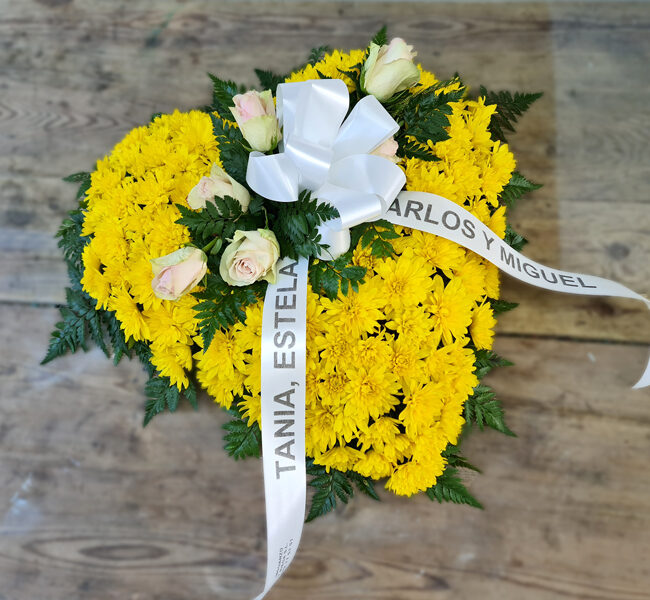 arreglo flores para funeral en forma de corazón, con margaritas amarillas