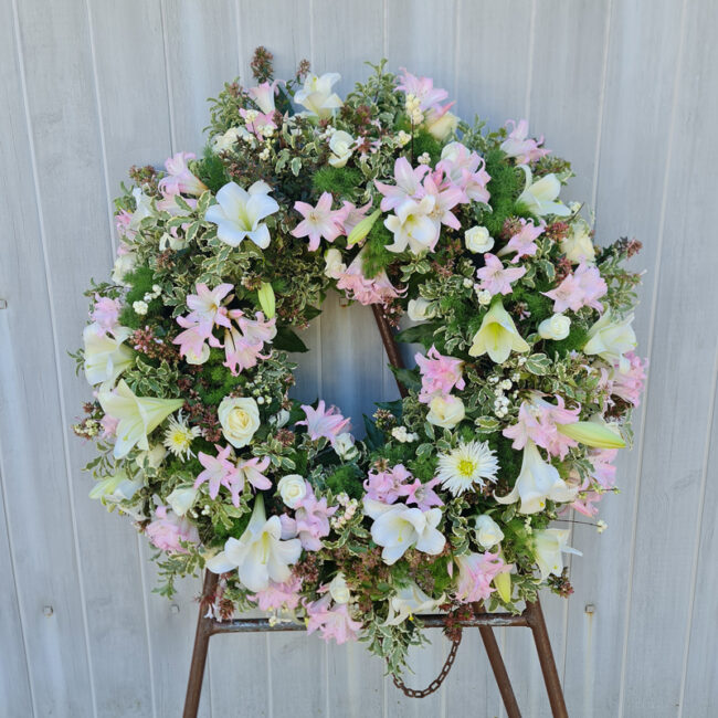 arreglo floral para funeral con lilium y rosas