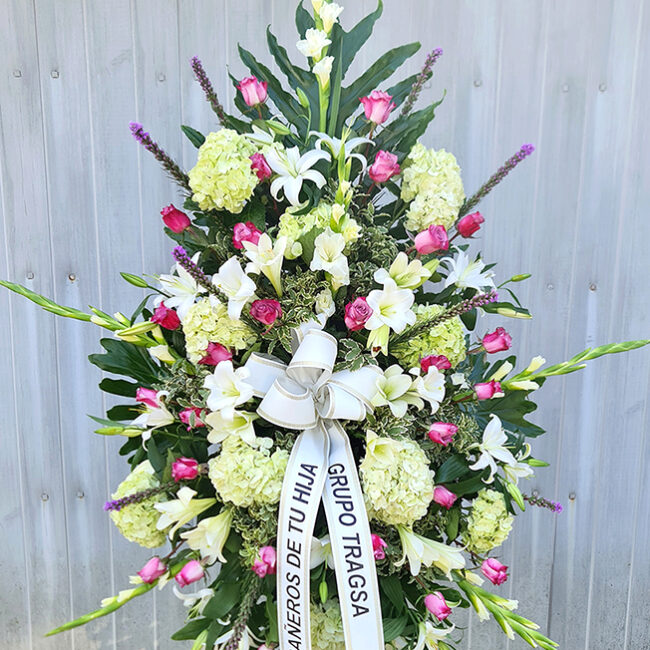 arreglo floral para funeral con rosas, hortensias y lilium